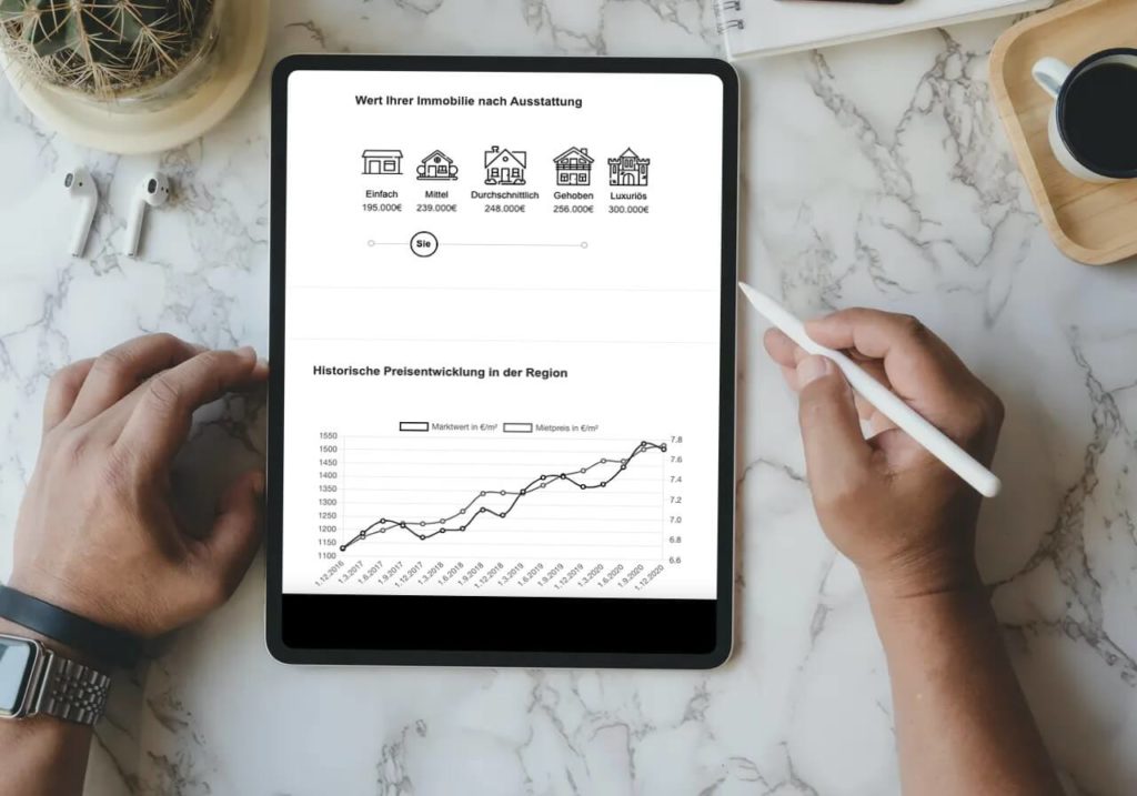 Ein Immobilienrechner auf einem Tablet der von einem Mensch einfach bedient wird.